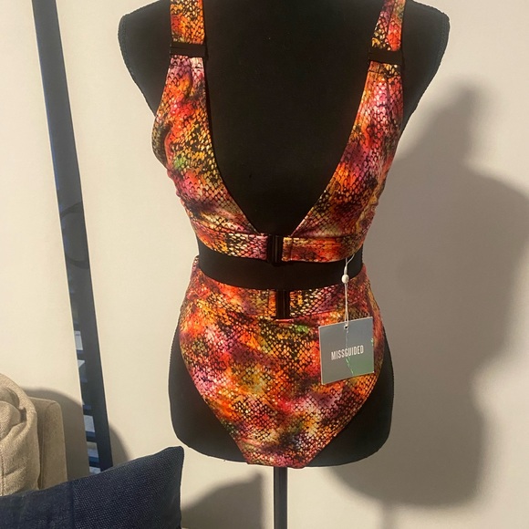 MISSGUIDED HIGH WAIST AND PLUNGING NECKLINE SWIMSUIT NWT SZ 6 - Picture 5 of 6